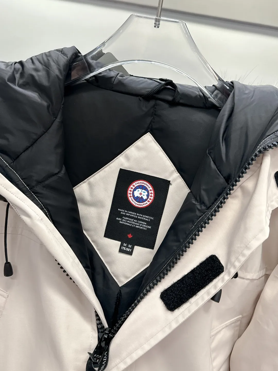 P840 Canada Goose 13 down jackets, timeless classics, same style for men and women, mid-length windbreaker jacket. Canada Goose technology waterproof fabric is wind and cold resistant and extremely warm! Plush heat storage keeps you warm and warms you up quickly! Extra large fur collar design, fine fur, smooth to the touch, comfortable and skin-friendly! Double windproof cuffs to prevent cold wind from entering! The pockets have a flap zipper design and the upper pocket is a diagonal pocket, which is convenient and practical! Canada Goose’s popularity in the past two years has greatly surpassed that of the king of down jackets, the Meng Mouth, and it is the hottest item in autumn and winter on INS! Same style for men and women, Canada Goose’s classic style! Color: Black, Off-white, Gray, Navy Size: XS S M L XL XXL